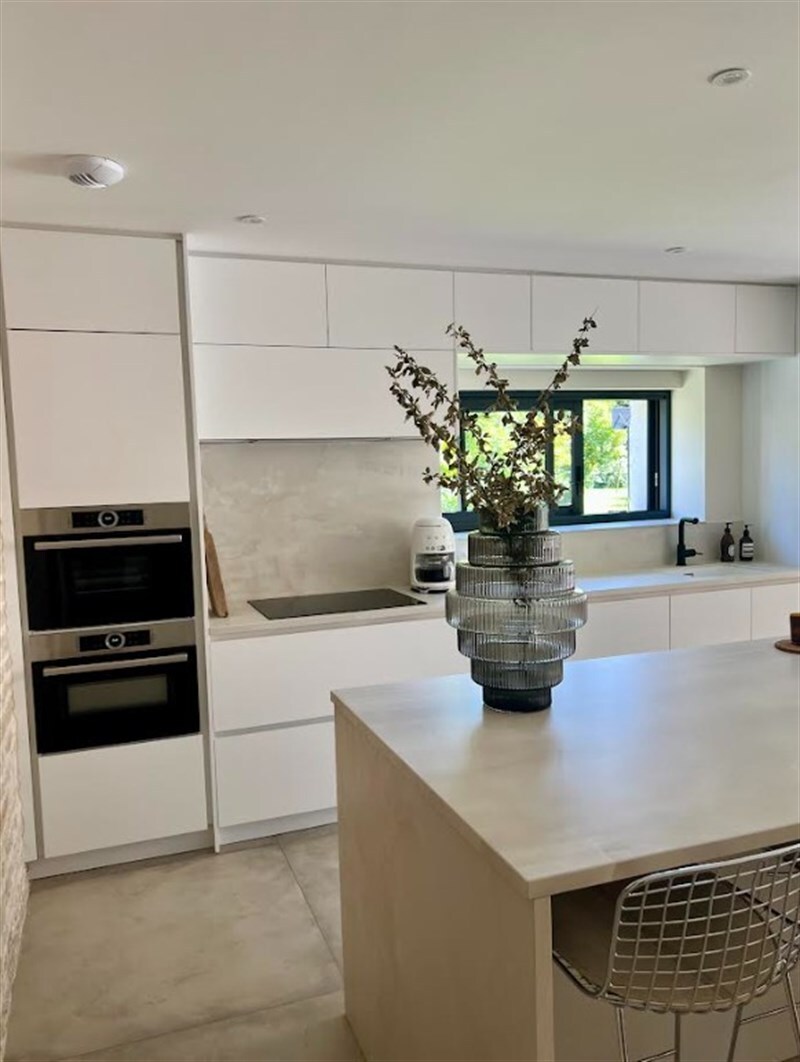 Cuisine ouverte de style moderne blanc à Usseau | Raison Home - 2