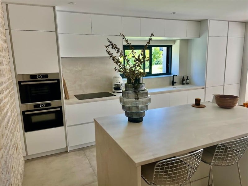 Cuisine ouverte de style moderne blanc à Usseau | Raison Home - 3