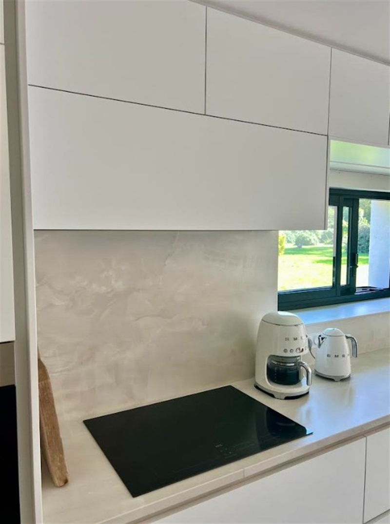 Cuisine ouverte de style moderne blanc à Usseau | Raison Home - 4