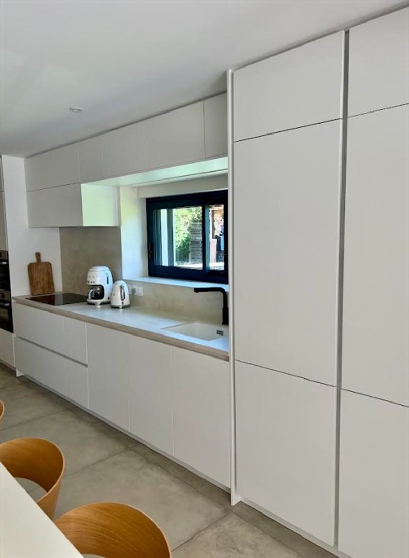 Cuisine ouverte de style moderne blanc à Usseau | Raison Home - 5