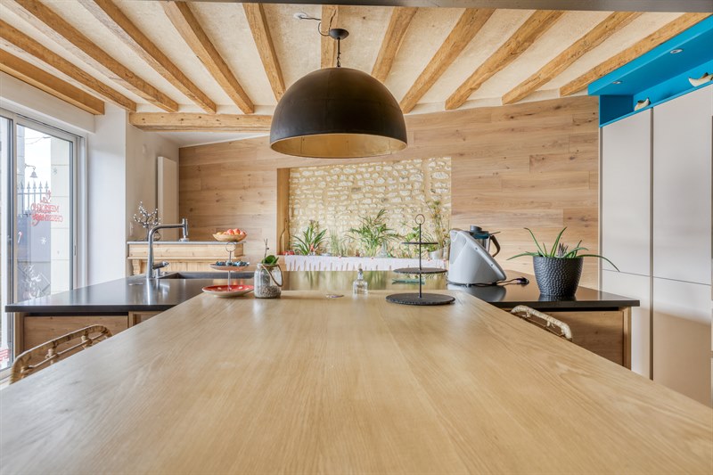 Cuisine ouverte nature bois, noir et gris 3