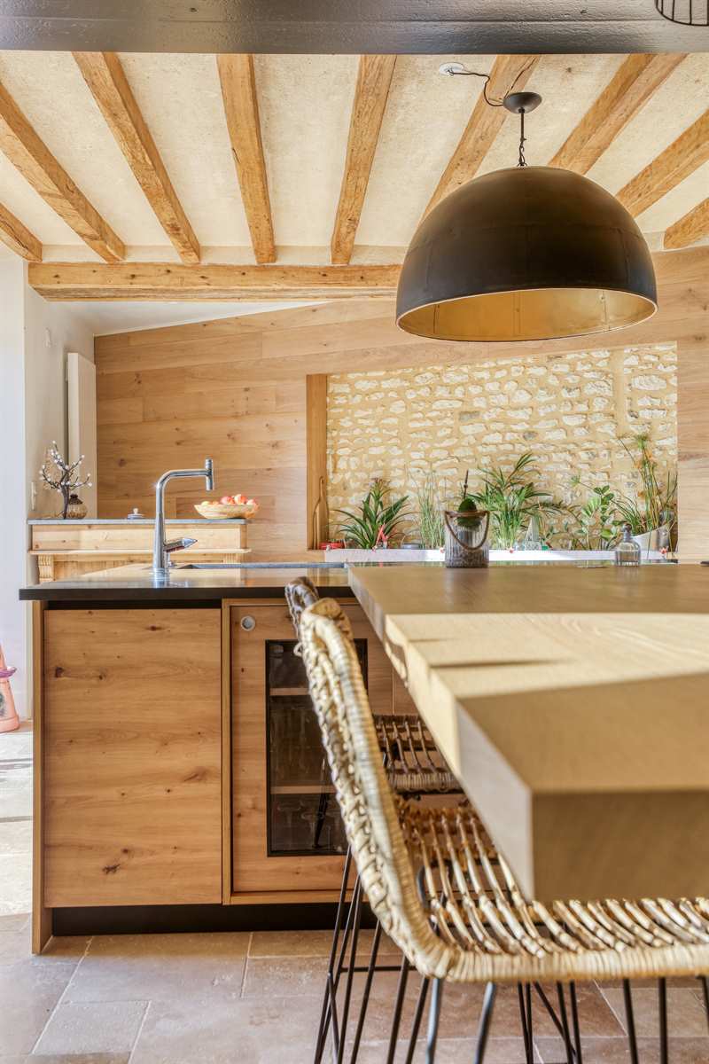 Cuisine ouverte nature bois, noir et gris 6