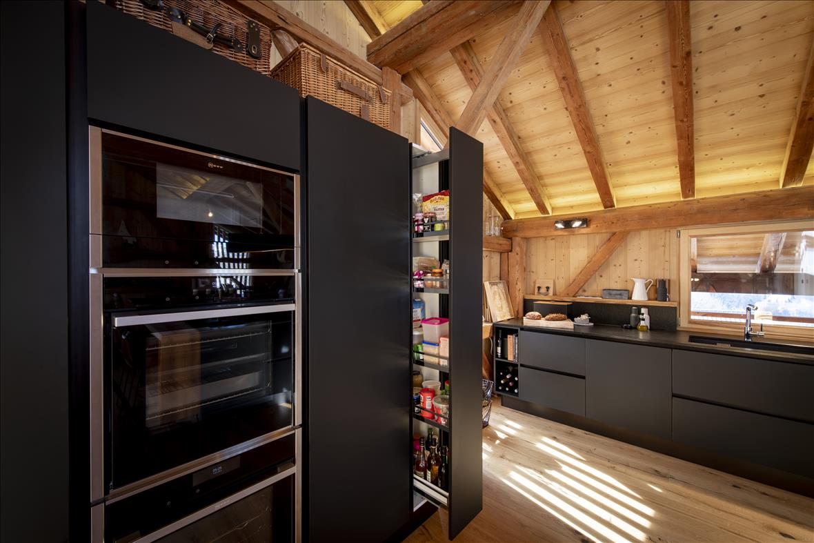 Cuisine ouverte de style moderne noir à Samoëns | Raison Home - 3