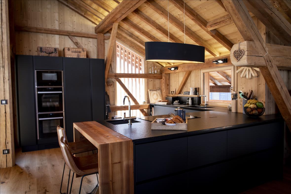 Cuisine ouverte de style moderne noir à Samoëns | Raison Home - 1