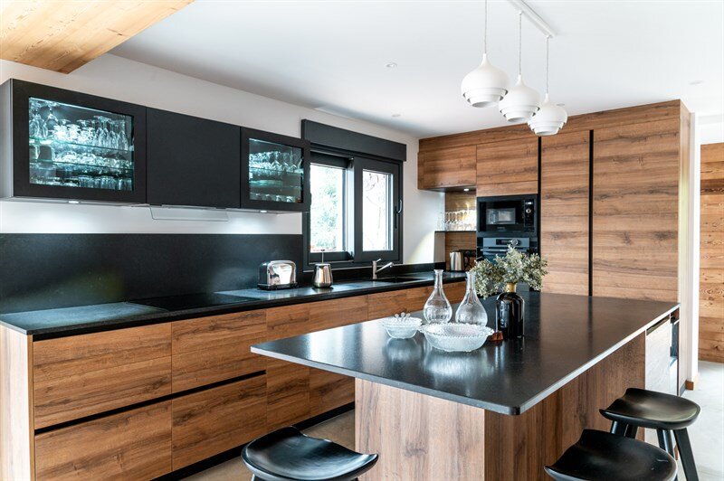 Cuisine ouverte de style contemporain bois à Morzine 1