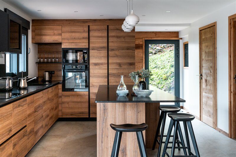 Cuisine ouverte de style contemporain bois à Morzine 2