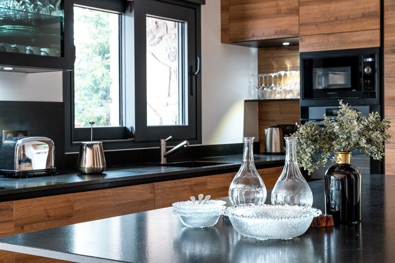 Cuisine ouverte de style contemporain bois à Morzine 3