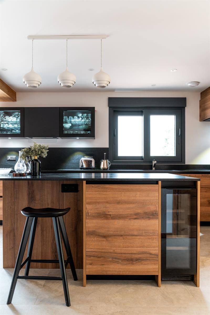 Cuisine ouverte de style contemporain bois à Morzine 5
