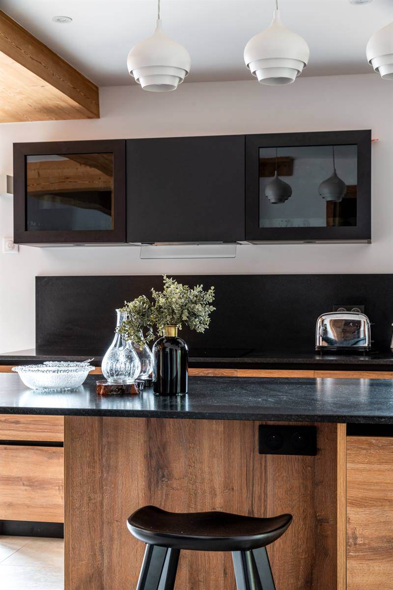 Cuisine ouverte de style contemporain bois à Morzine 6