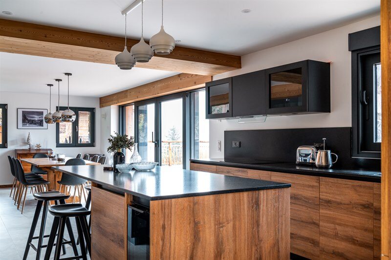 Cuisine ouverte de style contemporain bois à Morzine 7