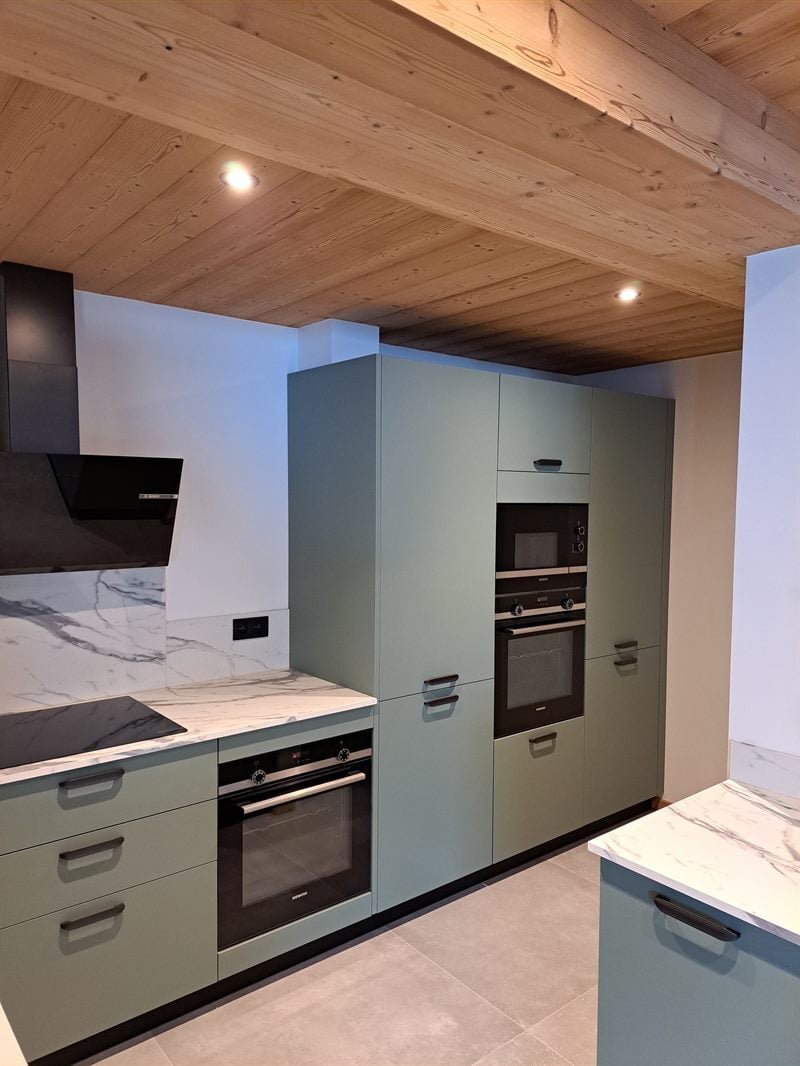 Cuisines modernes dans 3 appartements montagnards chaleureux à Morzine | Raison Home - 10