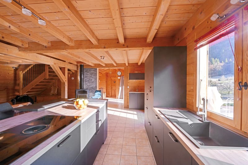 Cuisine ouverte bois et grise avec îlot central à Chamonix | Raison Home - 3