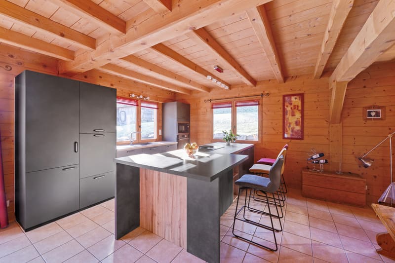 Cuisine ouverte bois et grise avec îlot central à Chamonix | Raison Home - 4