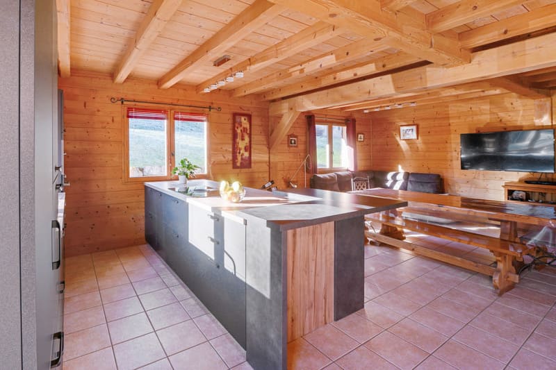 Cuisine ouverte bois et grise avec îlot central à Chamonix | Raison Home - 1