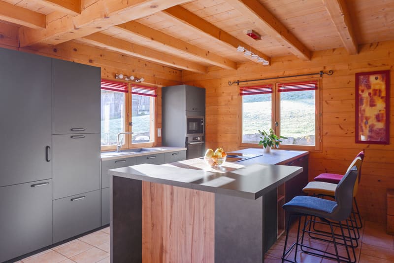 Cuisine ouverte bois et grise avec îlot central à Chamonix | Raison Home - 2