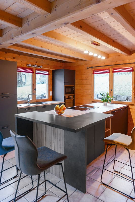 Cuisine ouverte bois et grise avec îlot central à Chamonix | Raison Home - 5