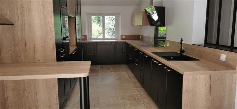 Cuisine design bois et noir à Montreuil Le Henri 1