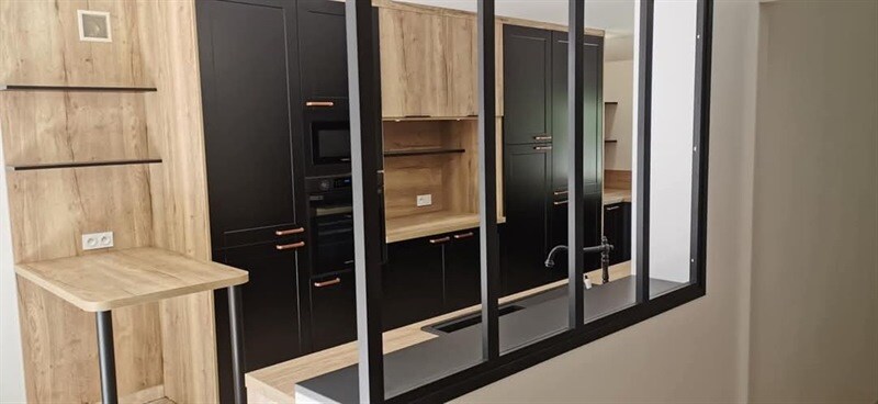 Cuisine design bois et noir à Montreuil Le Henri 2