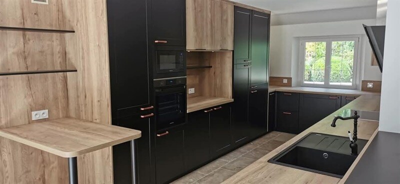 Cuisine design bois et noir à Montreuil Le Henri 4