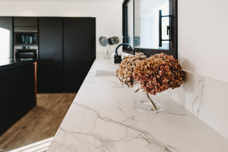 Cuisine de luxe noir en granit, Dekton et bois massif à Brielles | Raison Home - 2