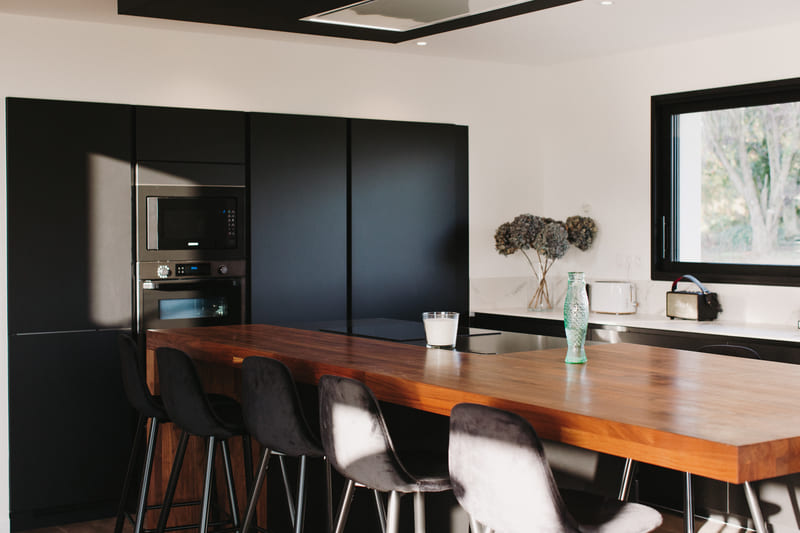 Cuisine de luxe noir en granit, Dekton et bois massif à Brielles | Raison Home - 7