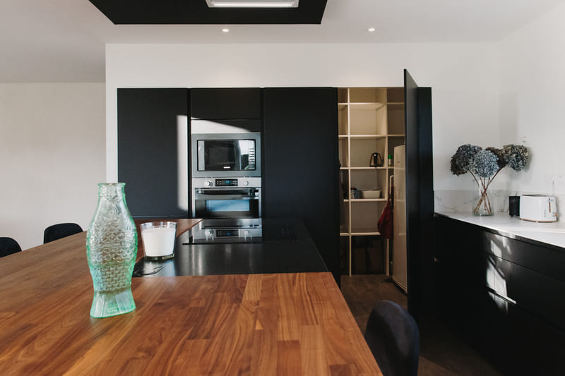 Cuisine de luxe noir en granit, Dekton et bois massif à Brielles | Raison Home - 8