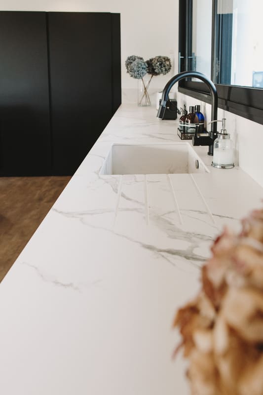 Cuisine de luxe noir en granit, Dekton et bois massif à Brielles | Raison Home - 4