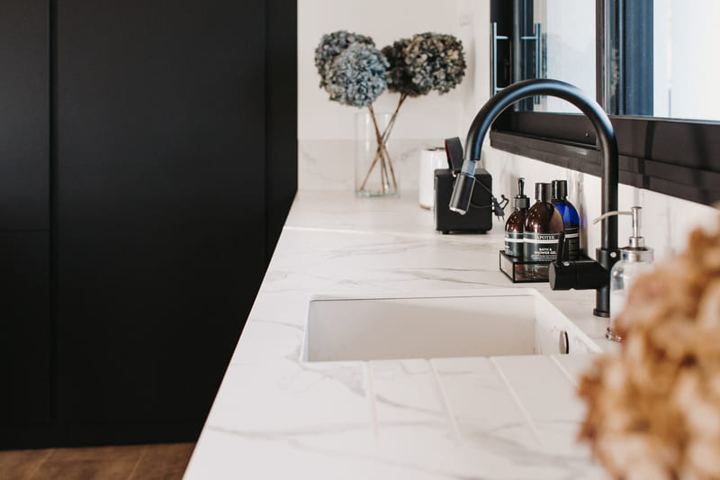 Cuisine de luxe noir en granit, Dekton et bois massif à Brielles | Raison Home - 6