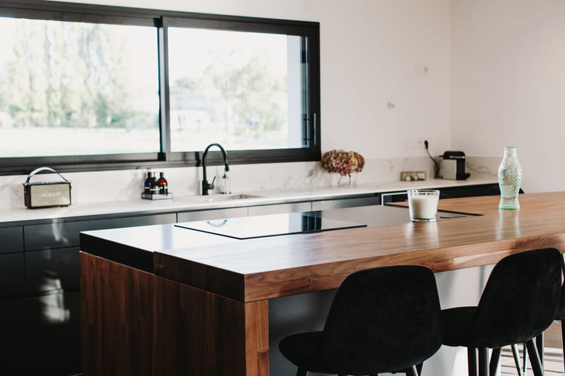 Cuisine de luxe noir en granit, Dekton et bois massif à Brielles | Raison Home - 9