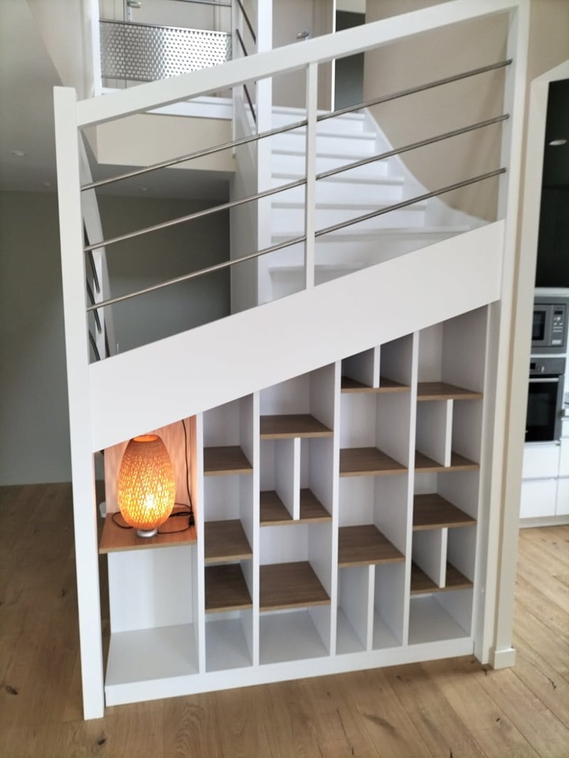 Espace déco et rangement sous escalier à Bain De Bretagne 1