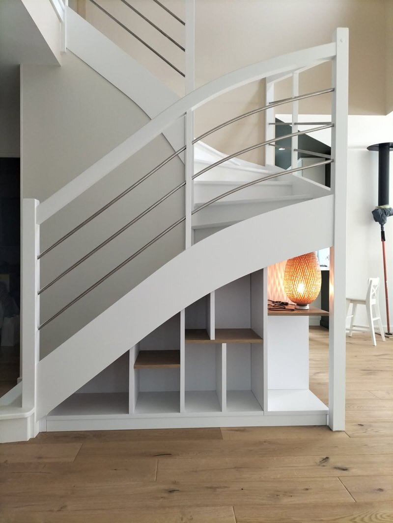 Espace déco et rangement sous escalier à Bain De Bretagne 2