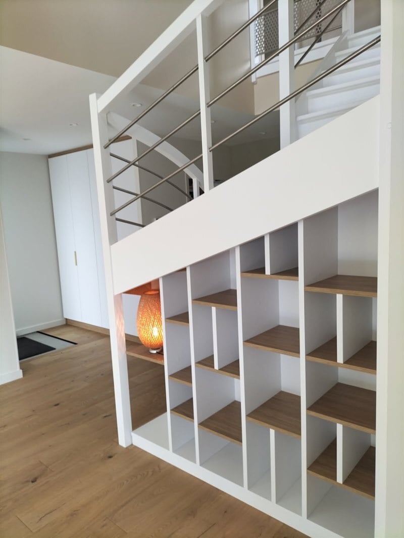 Espace déco et rangement sous escalier à Bain De Bretagne 3