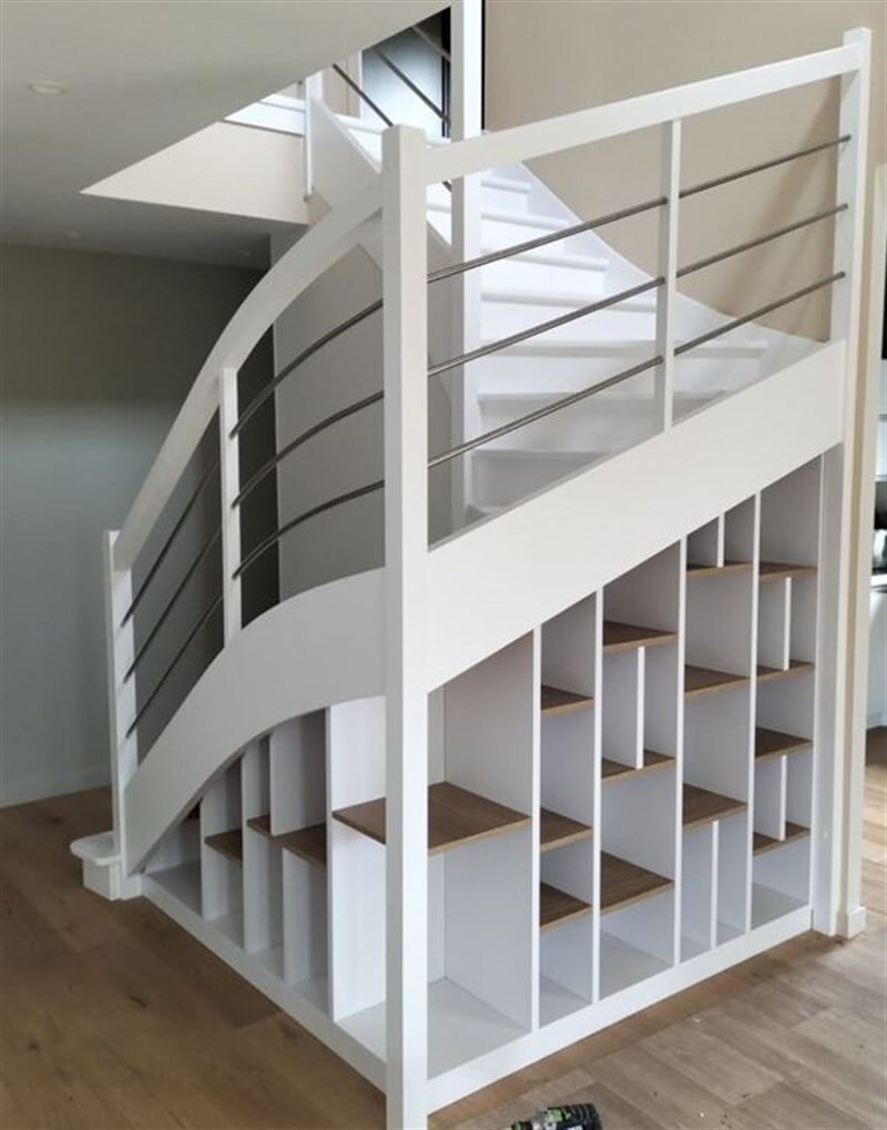Espace déco et rangement sous escalier à Bain De Bretagne 4