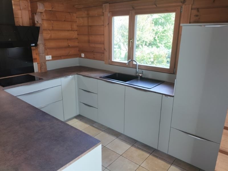 Cuisine ouverte de style moderne vert et marron à Pontmain | Raison Home - 1