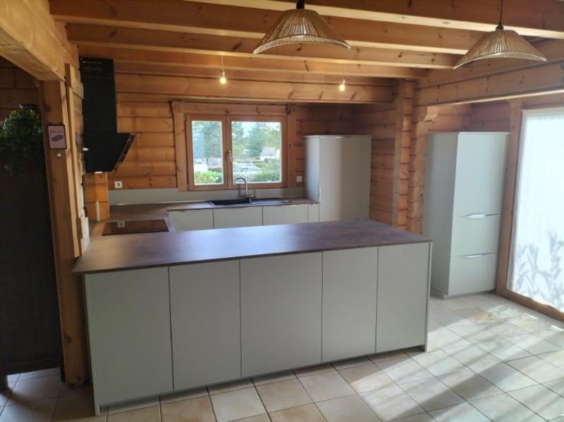 Cuisine ouverte de style moderne vert et marron à Pontmain | Raison Home - 3