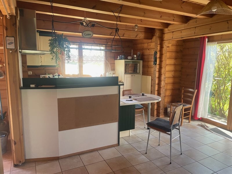 Cuisine ouverte de style moderne vert et marron à Pontmain | Raison Home - 4