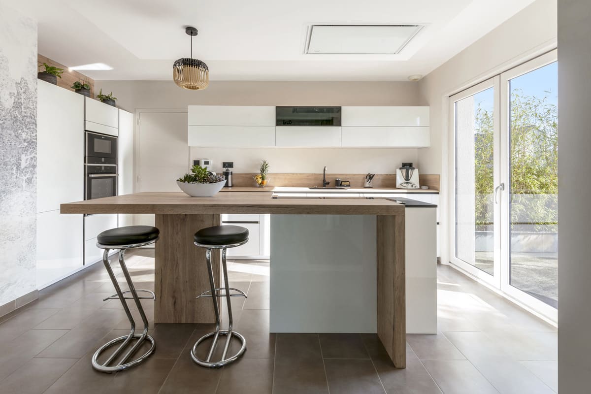 Cuisine moderne blanc et bois à Janzé | Raison Home - 1