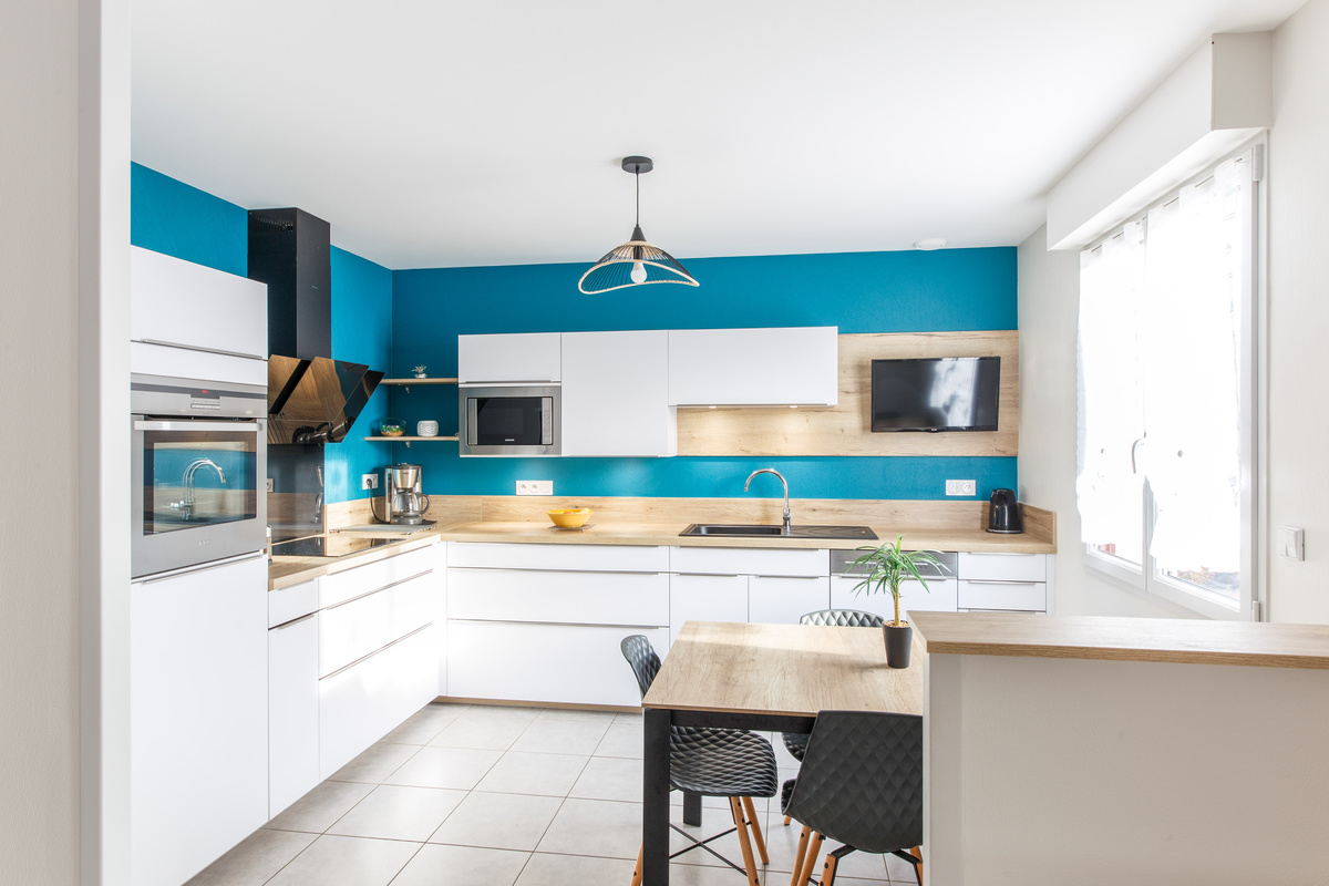 Cuisine blanche et bois avec fond bleu et bar à Argentré-du-Plessis | Raison Home - 6