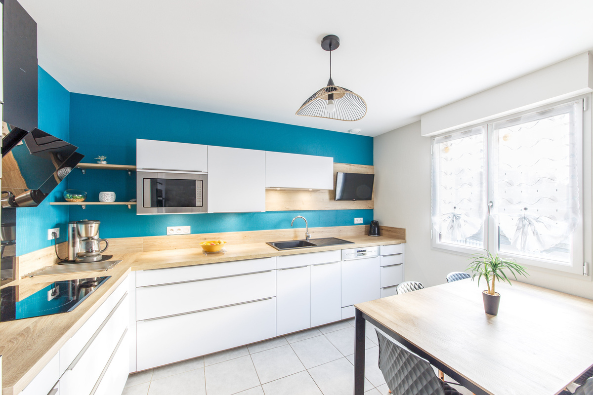 Cuisine blanche et bois avec fond bleu et bar à Argentré-du-Plessis | Raison Home - 3