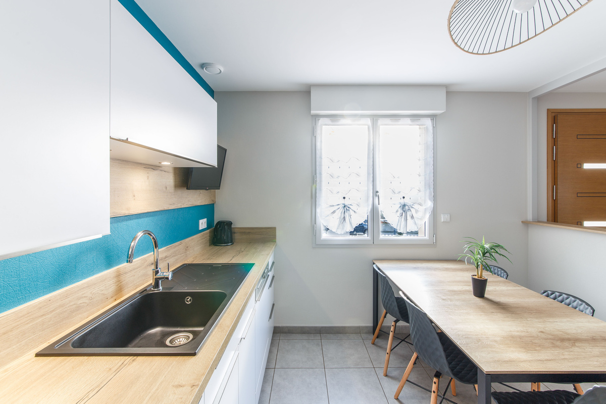 Cuisine blanche et bois avec fond bleu et bar à Argentré-du-Plessis | Raison Home - 2