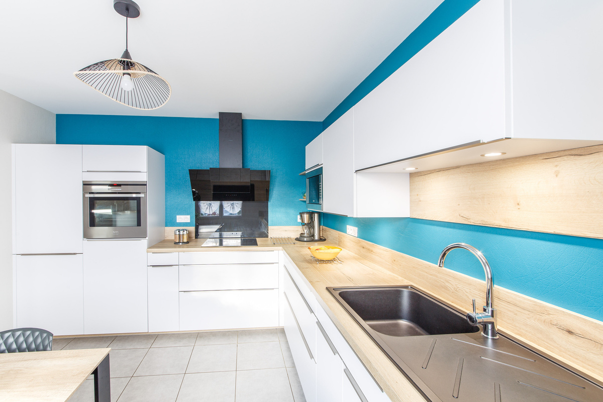 Cuisine blanche et bois avec fond bleu et bar à Argentré-du-Plessis | Raison Home - 5