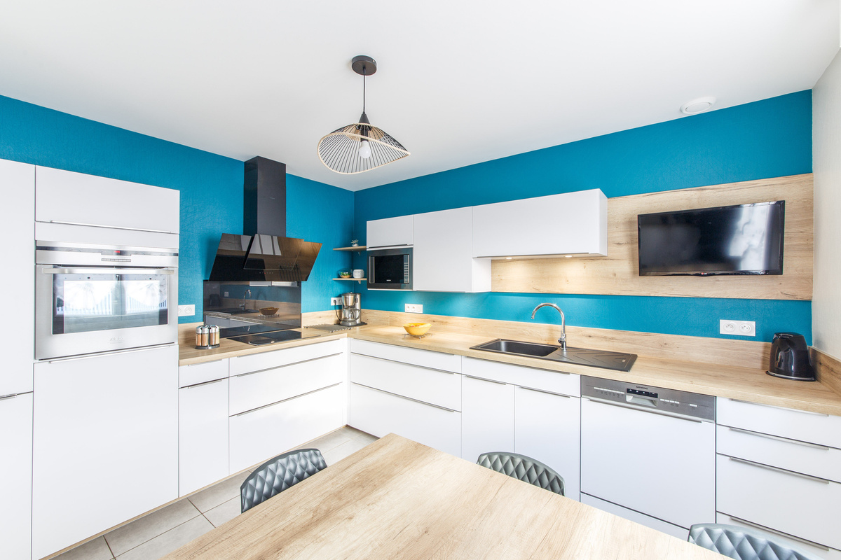 Cuisine blanche et bois avec fond bleu et bar à Argentré-du-Plessis | Raison Home - 1