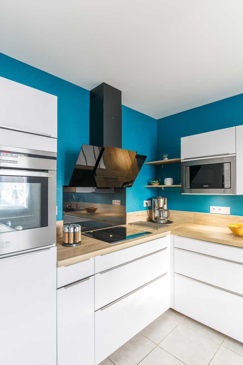 Cuisine blanche et bois avec fond bleu et bar à Argentré-du-Plessis | Raison Home - 8