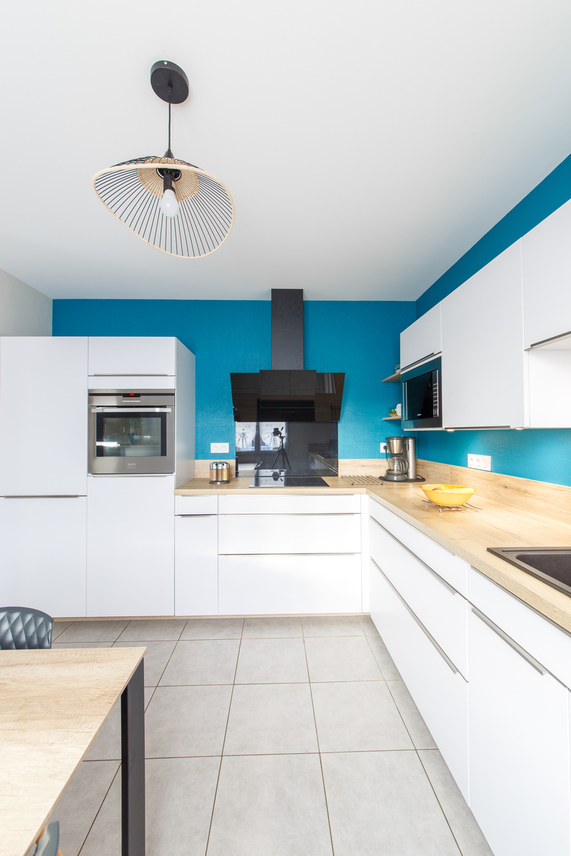 Cuisine blanche et bois avec fond bleu et bar à Argentré-du-Plessis | Raison Home - 7