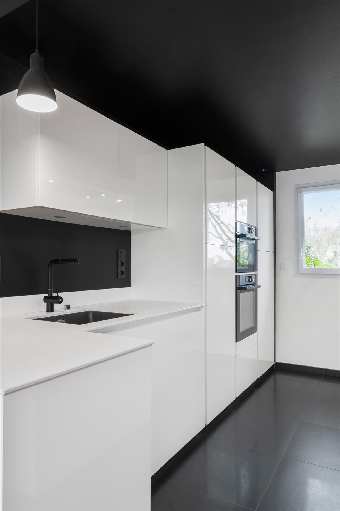 Cuisine design blanche plafond noir