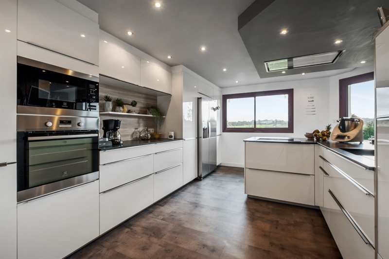 Cuisine ouverte de style moderne noir et blanc à Plougastel | Raison Home - 4