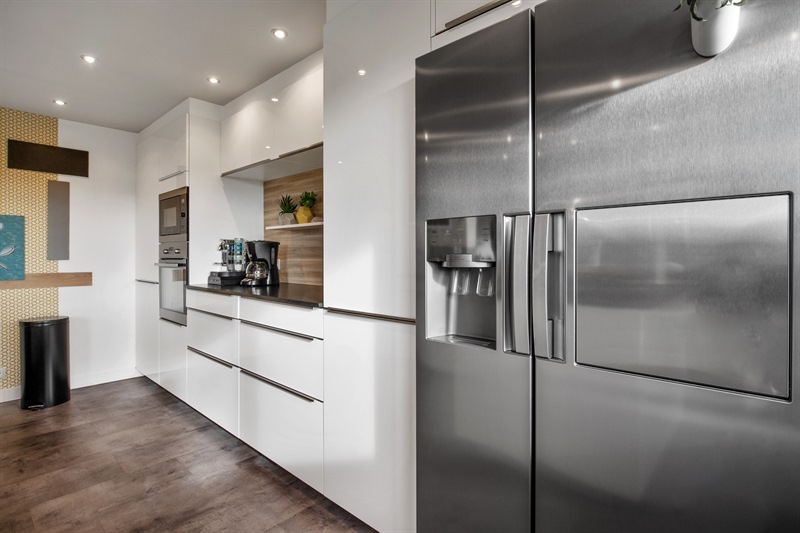 Cuisine ouverte de style moderne noir et blanc à Plougastel | Raison Home - 5