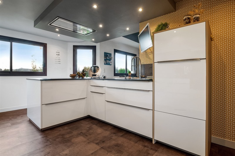 Cuisine ouverte de style moderne noir et blanc à Plougastel | Raison Home - 6