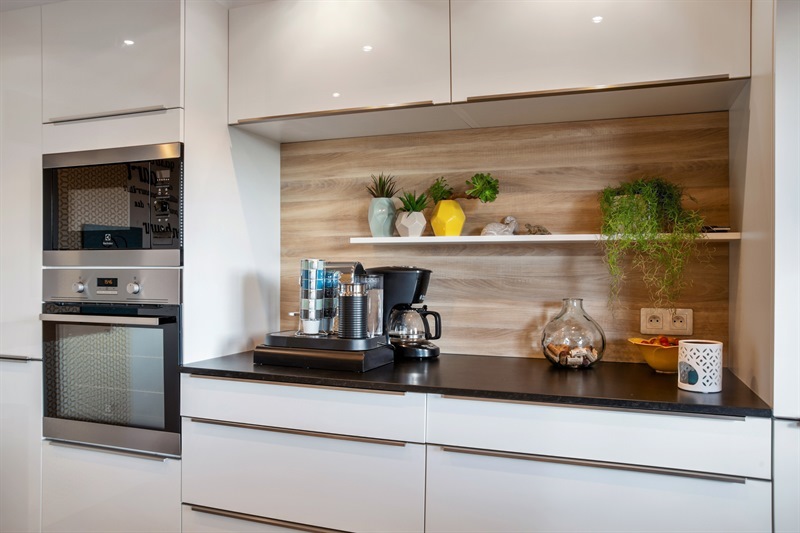 Cuisine ouverte de style moderne noir et blanc à Plougastel | Raison Home - 9