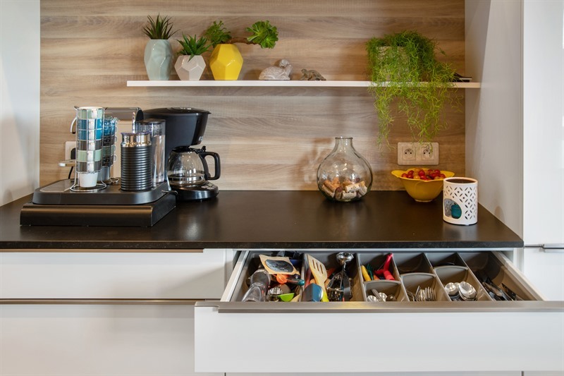 Cuisine ouverte de style moderne noir et blanc à Plougastel | Raison Home - 10